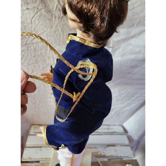 Telco soldier as is motion at Xmas decor - Picture 5 of 8